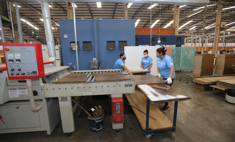 FEITA NO PARANA - Grupo Munhoz Caetano, holding do segmento moveleiro, que produz móveis seriados para o segmento de sala de estar.  A Caemmun Movelaria está sediada em Arapongas, um dos maiores polos moveleiros do país. Na foto fabrica da Filial Sabáudia. 06/10/2020 - Foto: Geraldo Bubniak/AEN