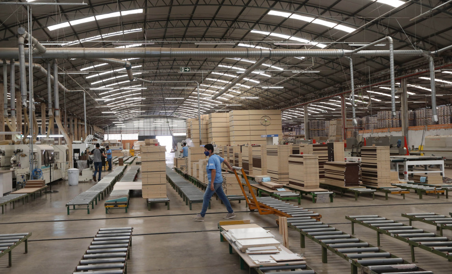 FEITA NO PARANA - Grupo Munhoz Caetano, holding do segmento moveleiro, que produz móveis seriados para o segmento de sala de estar.  A Caemmun Movelaria está sediada em Arapongas, um dos maiores polos moveleiros do país. Na foto fabrica da Filial Sabáudia. 06/10/2020 - Foto: Geraldo Bubniak/AEN