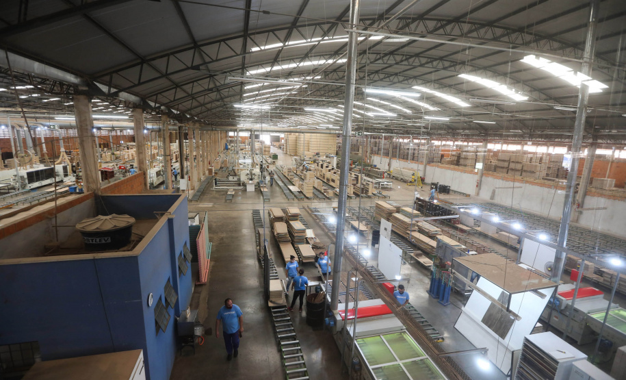 FEITA NO PARANA - Grupo Munhoz Caetano, holding do segmento moveleiro, que produz móveis seriados para o segmento de sala de estar.  A Caemmun Movelaria está sediada em Arapongas, um dos maiores polos moveleiros do país. Na foto fabrica da Filial Sabáudia. 06/10/2020 - Foto: Geraldo Bubniak/AEN