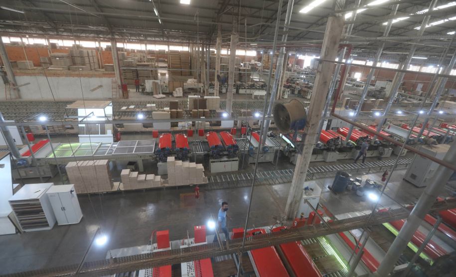 FEITA NO PARANA - Grupo Munhoz Caetano, holding do segmento moveleiro, que produz móveis seriados para o segmento de sala de estar.  A Caemmun Movelaria está sediada em Arapongas, um dos maiores polos moveleiros do país. Na foto fabrica da Filial Sabáudia. 06/10/2020 - Foto: Geraldo Bubniak/AEN