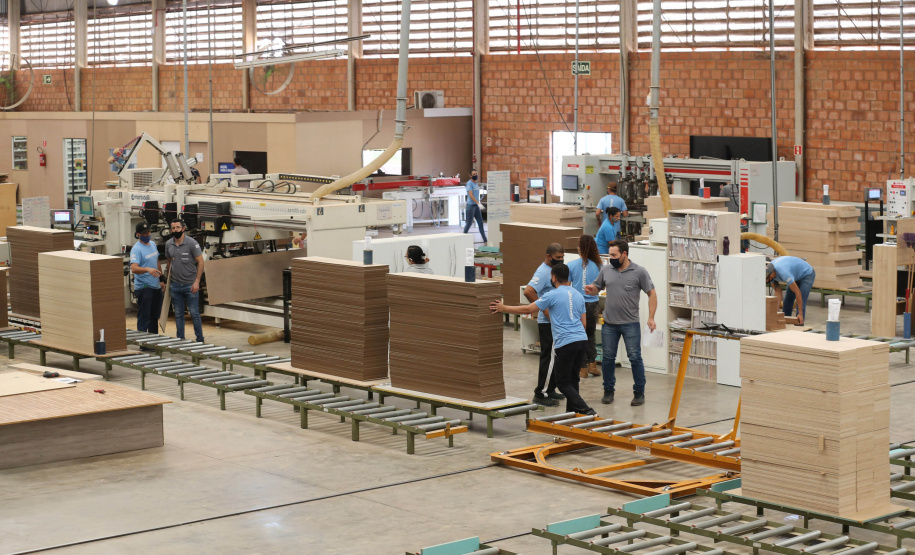 FEITA NO PARANA - Grupo Munhoz Caetano, holding do segmento moveleiro, que produz móveis seriados para o segmento de sala de estar.  A Caemmun Movelaria está sediada em Arapongas, um dos maiores polos moveleiros do país. Na foto fabrica da Filial Sabáudia. 06/10/2020 - Foto: Geraldo Bubniak/AEN