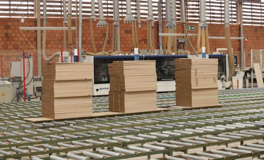 FEITA NO PARANA - Grupo Munhoz Caetano, holding do segmento moveleiro, que produz móveis seriados para o segmento de sala de estar.  A Caemmun Movelaria está sediada em Arapongas, um dos maiores polos moveleiros do país. Na foto fabrica da Filial Sabáudia. 06/10/2020 - Foto: Geraldo Bubniak/AEN