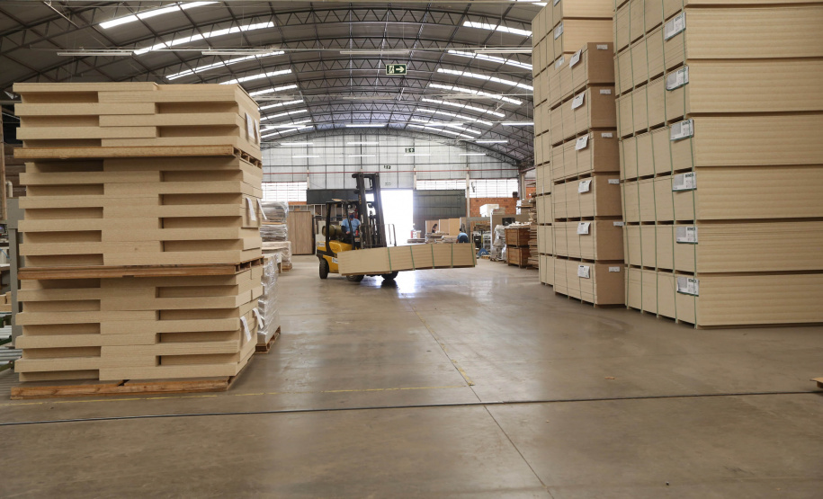 FEITA NO PARANA - Grupo Munhoz Caetano, holding do segmento moveleiro, que produz móveis seriados para o segmento de sala de estar.  A Caemmun Movelaria está sediada em Arapongas, um dos maiores polos moveleiros do país. Na foto fabrica da Filial Sabáudia. 06/10/2020 - Foto: Geraldo Bubniak/AEN