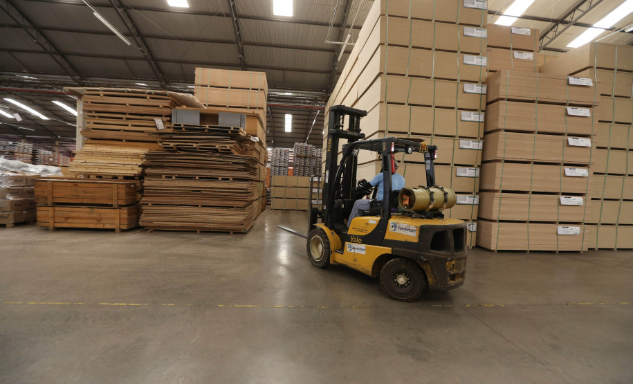 FEITA NO PARANA - Grupo Munhoz Caetano, holding do segmento moveleiro, que produz móveis seriados para o segmento de sala de estar.  A Caemmun Movelaria está sediada em Arapongas, um dos maiores polos moveleiros do país. Na foto fabrica da Filial Sabáudia. 06/10/2020 - Foto: Geraldo Bubniak/AEN