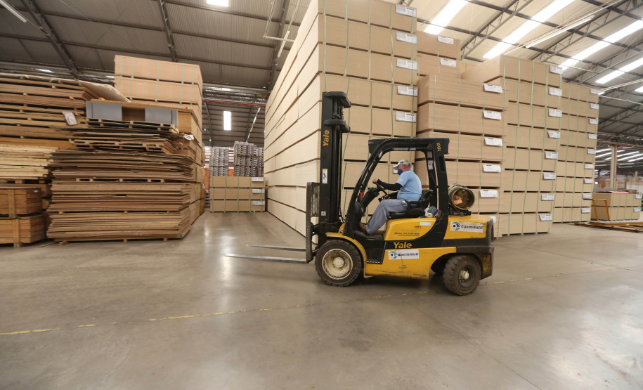 FEITA NO PARANA - Grupo Munhoz Caetano, holding do segmento moveleiro, que produz móveis seriados para o segmento de sala de estar.  A Caemmun Movelaria está sediada em Arapongas, um dos maiores polos moveleiros do país. Na foto fabrica da Filial Sabáudia. 06/10/2020 - Foto: Geraldo Bubniak/AEN