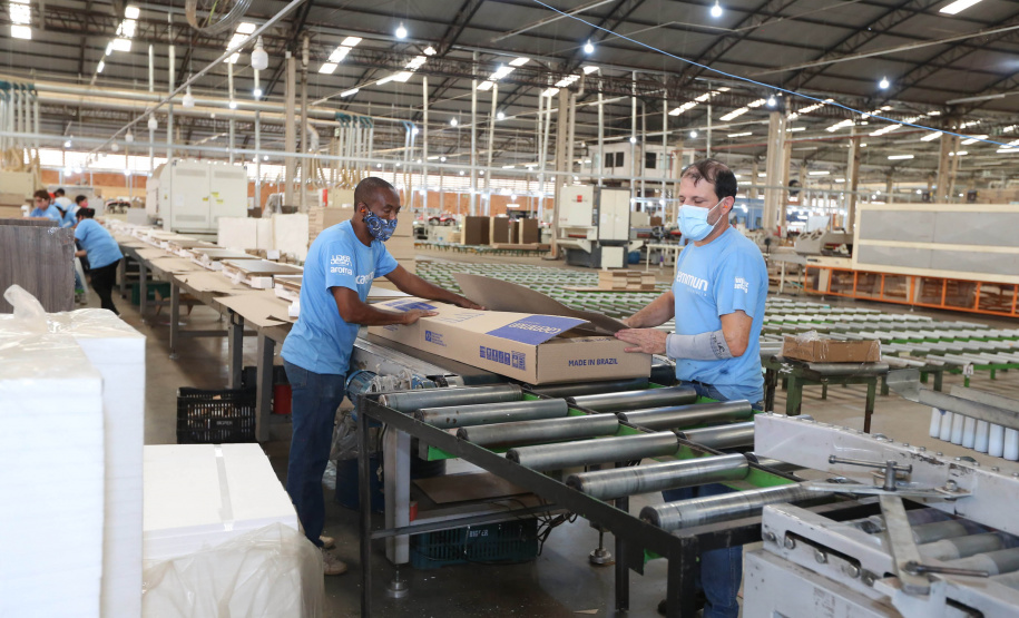 FEITA NO PARANA - Grupo Munhoz Caetano, holding do segmento moveleiro, que produz móveis seriados para o segmento de sala de estar.  A Caemmun Movelaria está sediada em Arapongas, um dos maiores polos moveleiros do país. Na foto fabrica da Filial Sabáudia. 06/10/2020 - Foto: Geraldo Bubniak/AEN