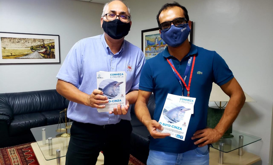 O cuidado com animais marinhos que vivem na área dos portos de Paranaguá e Antonina é o tema de uma nova campanha da Portos do Paraná. A empresa pública, em conjunto com a Cia Ambiental, desenvolveu uma cartilha para orientar embarcações sobre como agir ao encontrar grupos de botos-cinza durante a navegação.