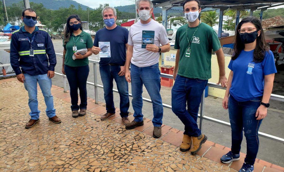 O cuidado com animais marinhos que vivem na área dos portos de Paranaguá e Antonina é o tema de uma nova campanha da Portos do Paraná. A empresa pública, em conjunto com a Cia Ambiental, desenvolveu uma cartilha para orientar embarcações sobre como agir ao encontrar grupos de botos-cinza durante a navegação.