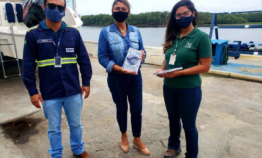 O cuidado com animais marinhos que vivem na área dos portos de Paranaguá e Antonina é o tema de uma nova campanha da Portos do Paraná. A empresa pública, em conjunto com a Cia Ambiental, desenvolveu uma cartilha para orientar embarcações sobre como agir ao encontrar grupos de botos-cinza durante a navegação.