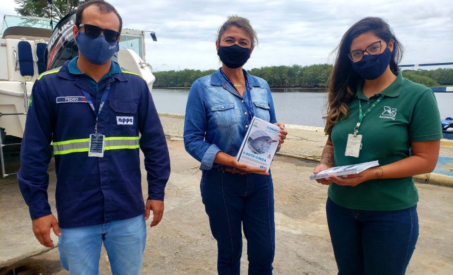 O cuidado com animais marinhos que vivem na área dos portos de Paranaguá e Antonina é o tema de uma nova campanha da Portos do Paraná. A empresa pública, em conjunto com a Cia Ambiental, desenvolveu uma cartilha para orientar embarcações sobre como agir ao encontrar grupos de botos-cinza durante a navegação.