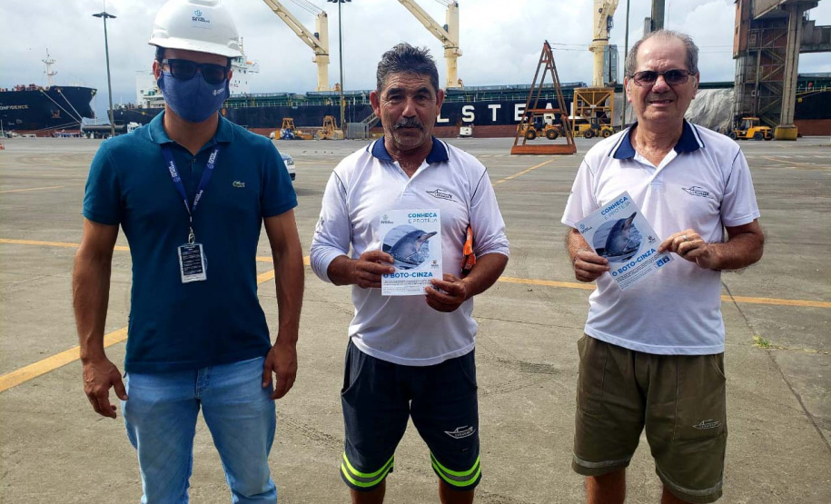 O cuidado com animais marinhos que vivem na área dos portos de Paranaguá e Antonina é o tema de uma nova campanha da Portos do Paraná. A empresa pública, em conjunto com a Cia Ambiental, desenvolveu uma cartilha para orientar embarcações sobre como agir ao encontrar grupos de botos-cinza durante a navegação.
