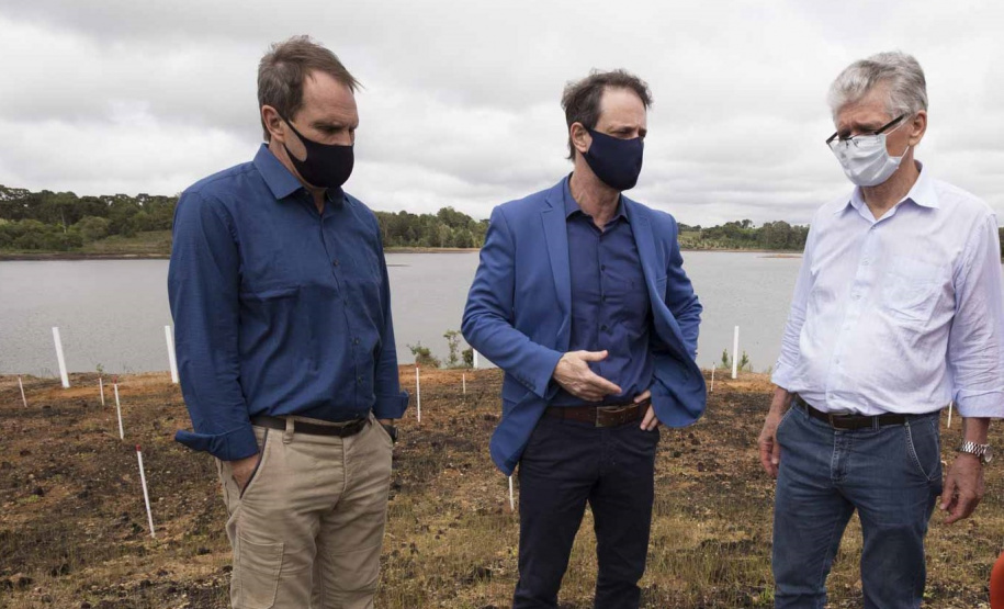A Sanepar entregou nesta sexta-feira (23) a obra de revitalização da cabeceira da ponte da Estrada Nova Tirol, sobre a Barragem Piraquara II, no Município de Piraquara. A Companhia investiu R$ 1,1 milhão no terraceamento, cercamento, plantio de mudas e de grama, drenagem e colocação de terra e pedras, elevando a margem da barragem. O objetivo é corrigir a erosão e evitar o acesso de veículos e banhistas à área por questões de segurança.