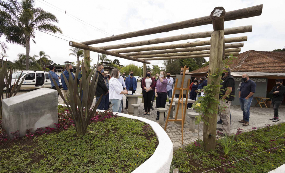 A Sanepar entregou nesta sexta-feira (23) a obra de revitalização da cabeceira da ponte da Estrada Nova Tirol, sobre a Barragem Piraquara II, no Município de Piraquara. A Companhia investiu R$ 1,1 milhão no terraceamento, cercamento, plantio de mudas e de grama, drenagem e colocação de terra e pedras, elevando a margem da barragem. O objetivo é corrigir a erosão e evitar o acesso de veículos e banhistas à área por questões de segurança.