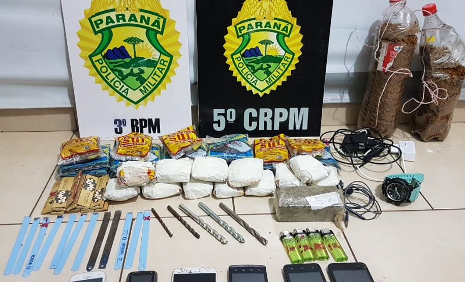 A terceira edição da Operação Metrópolis do 5º Comando Regional da PM (5º CRPM), no Oeste e Sudoeste do estado, terminou nesta quinta-feira (22/10) com 218 presos, 7,7 toneladas de maconha, 42 armas de fogo e R$ 129.120,00 apreendidos. Já o balanço total das três edições aponta um prejuízo de R$ 25 milhões ao crime organizado graças as apreensões de drogas, armas, veículos e contrabando.
 Foto:SESP