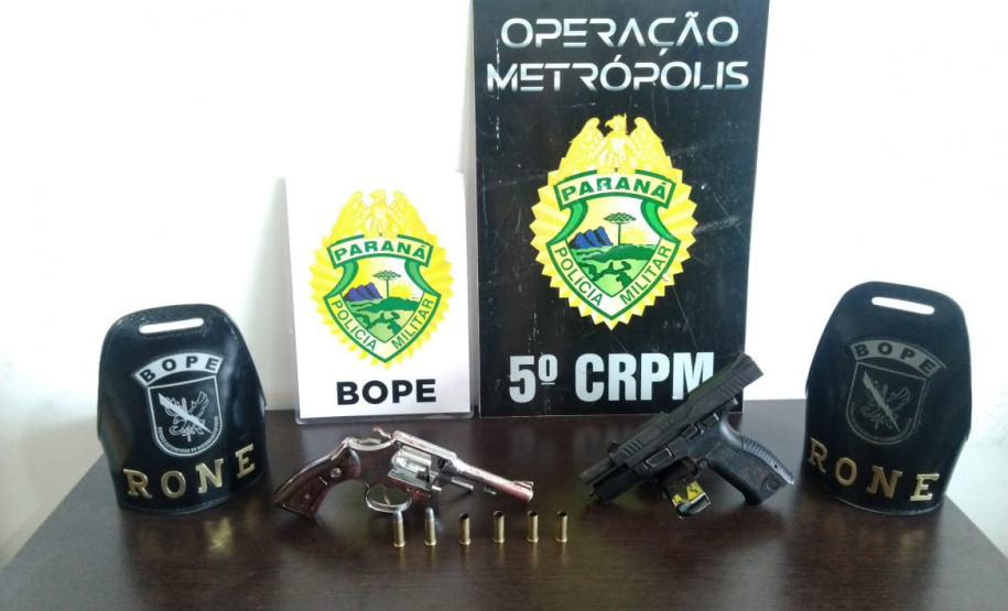 A terceira edição da Operação Metrópolis do 5º Comando Regional da PM (5º CRPM), no Oeste e Sudoeste do estado, terminou nesta quinta-feira (22/10) com 218 presos, 7,7 toneladas de maconha, 42 armas de fogo e R$ 129.120,00 apreendidos. Já o balanço total das três edições aponta um prejuízo de R$ 25 milhões ao crime organizado graças as apreensões de drogas, armas, veículos e contrabando.
 Foto:SESP