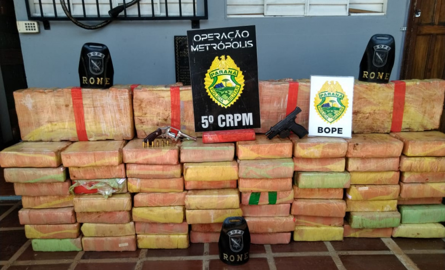 A terceira edição da Operação Metrópolis do 5º Comando Regional da PM (5º CRPM), no Oeste e Sudoeste do estado, terminou nesta quinta-feira (22/10) com 218 presos, 7,7 toneladas de maconha, 42 armas de fogo e R$ 129.120,00 apreendidos. Já o balanço total das três edições aponta um prejuízo de R$ 25 milhões ao crime organizado graças as apreensões de drogas, armas, veículos e contrabando.
 Foto:SESP