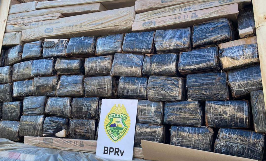 A terceira edição da Operação Metrópolis do 5º Comando Regional da PM (5º CRPM), no Oeste e Sudoeste do estado, terminou nesta quinta-feira (22/10) com 218 presos, 7,7 toneladas de maconha, 42 armas de fogo e R$ 129.120,00 apreendidos. Já o balanço total das três edições aponta um prejuízo de R$ 25 milhões ao crime organizado graças as apreensões de drogas, armas, veículos e contrabando.
 Foto:SESP