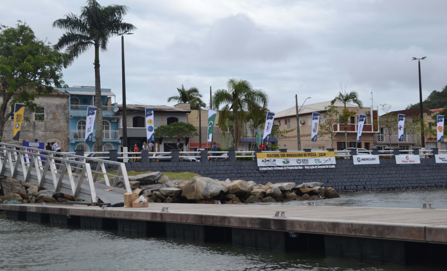 O Projeto Rio Vivo da Secretaria de Desenvolvimento Sustentável e do Turismo (Sedest) foi retomado no sábado (24), em Guaratuba, com o Festival Sul Brasileiro de Pesca. A iniciativa busca a preservação das bacias hidrográficas do Estado com o repovoamento de espécies de peixes nativos e o estímulo do turismo de atividades aquáticas.
Foto; Daniele Iachecen