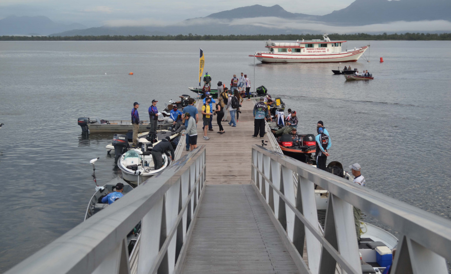 O Projeto Rio Vivo da Secretaria de Desenvolvimento Sustentável e do Turismo (Sedest) foi retomado no sábado (24), em Guaratuba, com o Festival Sul Brasileiro de Pesca. A iniciativa busca a preservação das bacias hidrográficas do Estado com o repovoamento de espécies de peixes nativos e o estímulo do turismo de atividades aquáticas.
Foto; Daniele Iachecen