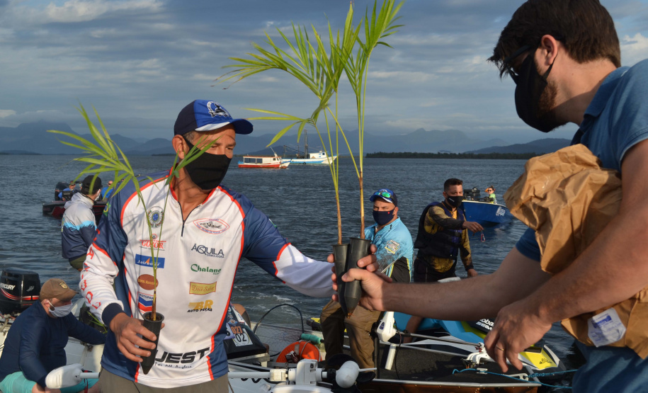 O Projeto Rio Vivo da Secretaria de Desenvolvimento Sustentável e do Turismo (Sedest) foi retomado no sábado (24), em Guaratuba, com o Festival Sul Brasileiro de Pesca. A iniciativa busca a preservação das bacias hidrográficas do Estado com o repovoamento de espécies de peixes nativos e o estímulo do turismo de atividades aquáticas.
Foto; Daniele Iachecen