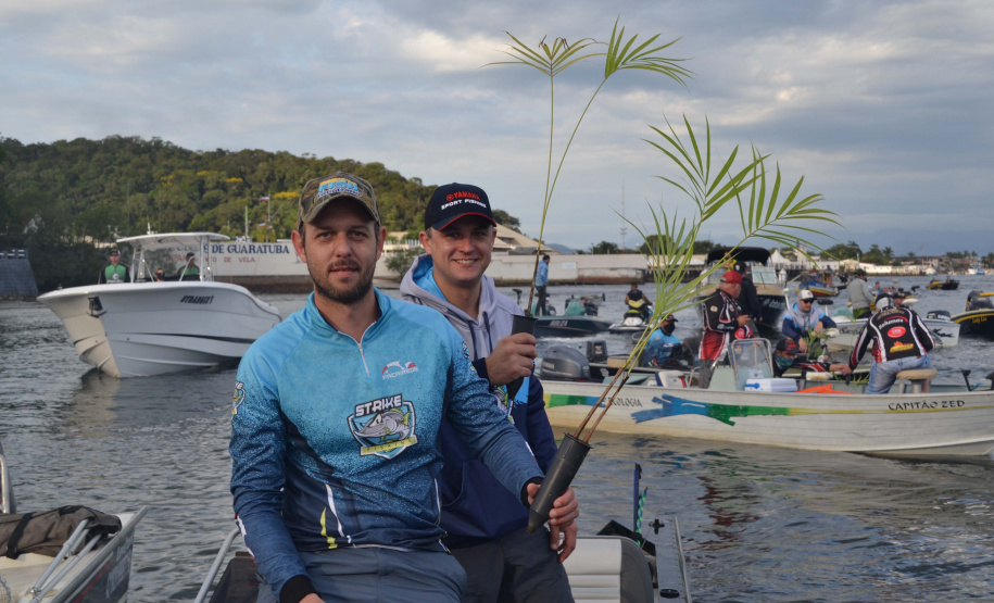 O Projeto Rio Vivo da Secretaria de Desenvolvimento Sustentável e do Turismo (Sedest) foi retomado no sábado (24), em Guaratuba, com o Festival Sul Brasileiro de Pesca. A iniciativa busca a preservação das bacias hidrográficas do Estado com o repovoamento de espécies de peixes nativos e o estímulo do turismo de atividades aquáticas.
Foto; Daniele Iachecen