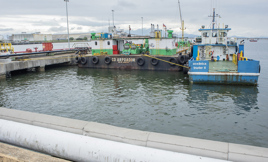 Aumenta, em volume e quantidade, o abastecimento de navios nos portos do Paraná. Foto: Claudio Neves