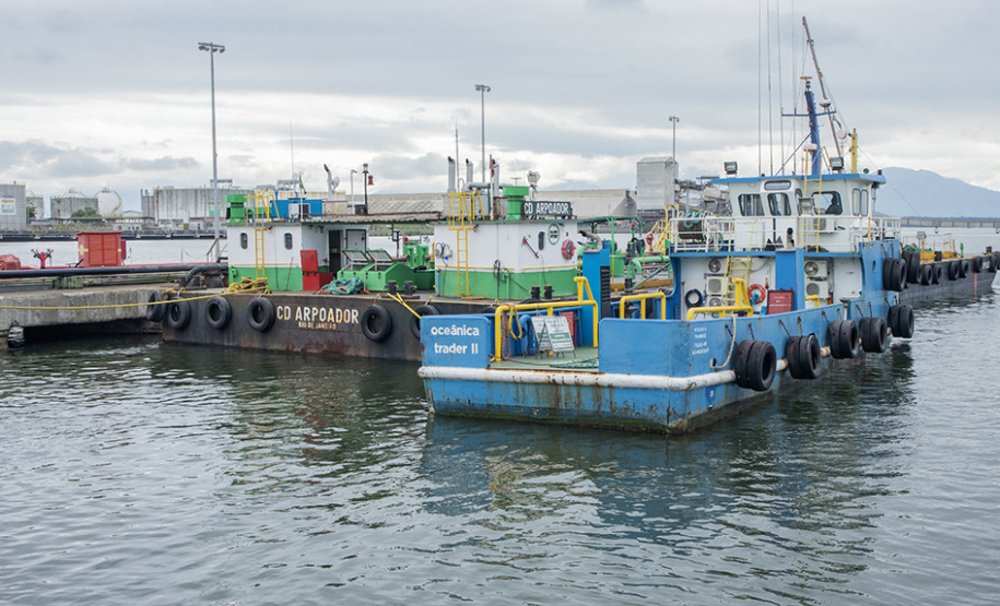 Aumenta, em volume e quantidade, o abastecimento de navios nos portos do Paraná. Foto: Claudio Neves