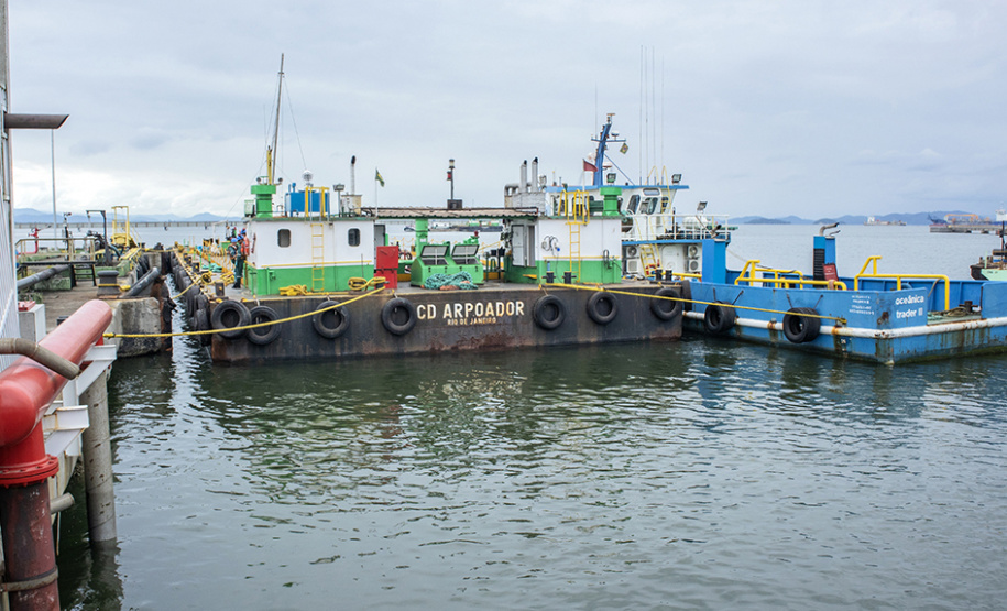 Aumenta, em volume e quantidade, o abastecimento de navios nos portos do Paraná. Foto: Claudio Neves