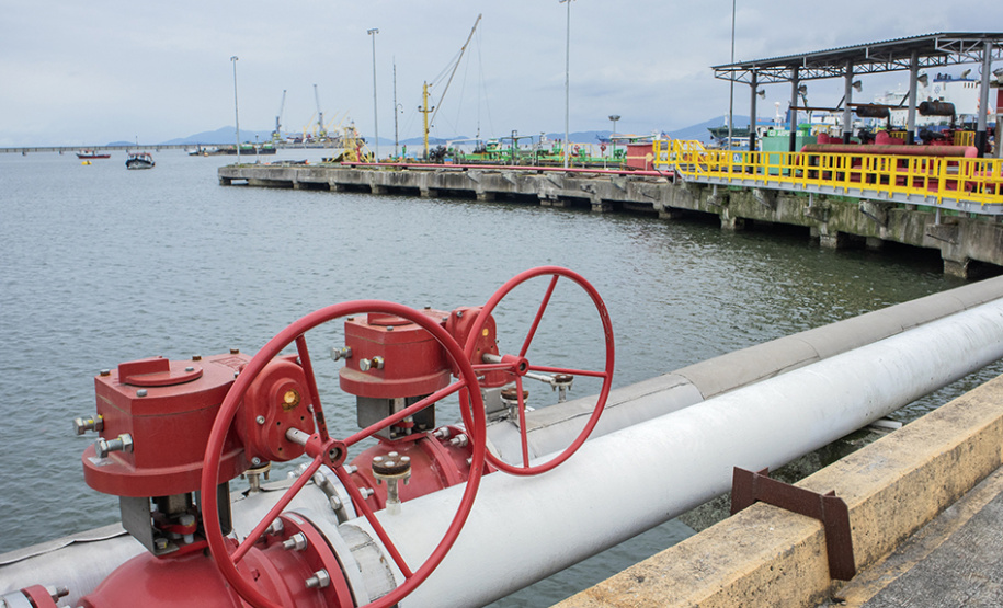 Aumenta, em volume e quantidade, o abastecimento de navios nos portos do Paraná. Foto: Claudio Neves