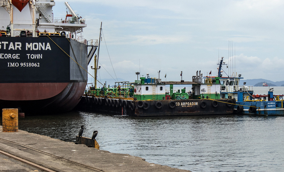 Aumenta, em volume e quantidade, o abastecimento de navios nos portos do Paraná. Foto: Claudio Neves