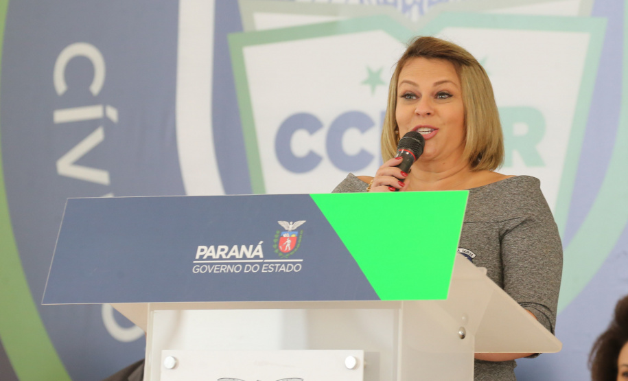 O governador Carlos Massa Ratinho Junior lança nesta segunda-feira (26) o programa de colégios cívico-militares do Estado. No mesmo ato  é assinada a regulamentação da lei que autorizou o projeto e anunciada a lista das cerca de 200 unidades beneficiadas nesse primeiro momento. Na foto, diretora do Colégio Estadual Guarda Mirim do Paraná, Debora Queiroz.   Curitiba, 26/09/2020. Foto: Geraldo Bubniak/AEN
