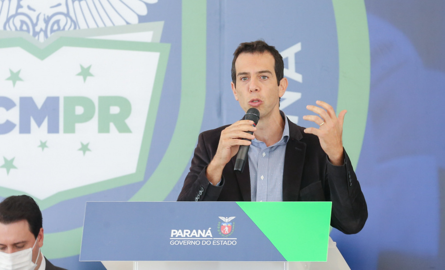 O governador Carlos Massa Ratinho Junior lança nesta segunda-feira (26) o programa de colégios cívico-militares do Estado. No mesmo ato  é assinada a regulamentação da lei que autorizou o projeto e anunciada a lista das cerca de 200 unidades beneficiadas nesse primeiro momento.Na foto, Renato Feder, secretário de educação do Paraná.   Curitiba, 26/09/2020. Foto: Geraldo Bubniak/AEN