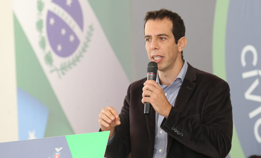 O governador Carlos Massa Ratinho Junior lança nesta segunda-feira (26) o programa de colégios cívico-militares do Estado. No mesmo ato  é assinada a regulamentação da lei que autorizou o projeto e anunciada a lista das cerca de 200 unidades beneficiadas nesse primeiro momento.Na foto, Renato Feder, secretário de educação do Paraná.   Curitiba, 26/09/2020. Foto: Geraldo Bubniak/AEN