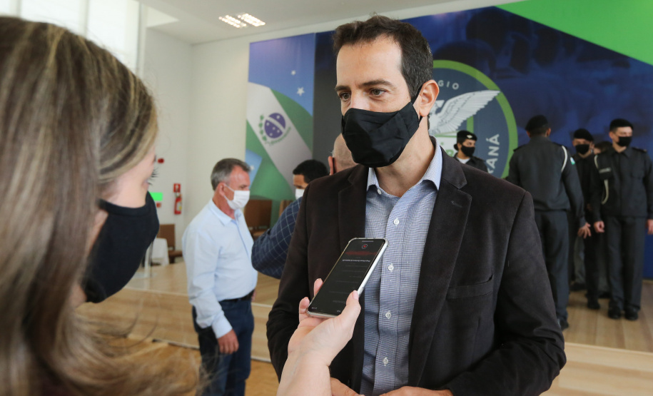 O governador Carlos Massa Ratinho Junior lança nesta segunda-feira (26) o programa de colégios cívico-militares do Estado. No mesmo ato  é assinada a regulamentação da lei que autorizou o projeto e anunciada a lista das cerca de 200 unidades beneficiadas nesse primeiro momento.Na foto, Renato Feder, secretário de educação do Paraná.   Curitiba, 26/09/2020. Foto: Geraldo Bubniak/AEN