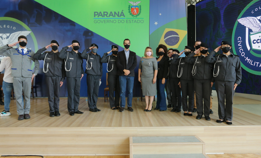 O governador Carlos Massa Ratinho Junior lança nesta segunda-feira (26) o programa de colégios cívico-militares do Estado. No mesmo ato  é assinada a regulamentação da lei que autorizou o projeto e anunciada a lista das cerca de 200 unidades beneficiadas nesse primeiro momento.Na foto, Renato Feder, secretário de educação do Paraná e alunos.   Curitiba, 26/09/2020. Foto: Geraldo Bubniak/AEN