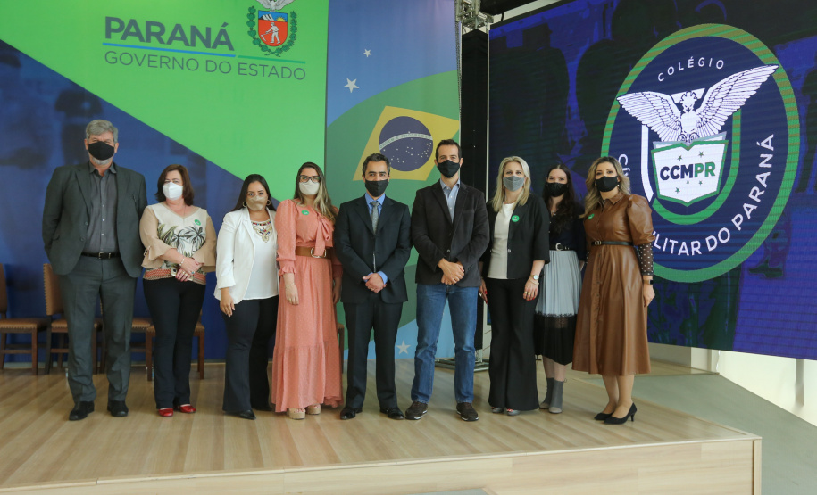 O governador Carlos Massa Ratinho Junior lança nesta segunda-feira (26) o programa de colégios cívico-militares do Estado. No mesmo ato  é assinada a regulamentação da lei que autorizou o projeto e anunciada a lista das cerca de 200 unidades beneficiadas nesse primeiro momento.Na foto, Renato Feder, secretário de educação do Paraná e parte de sua equipe.   Curitiba, 26/09/2020. Foto: Geraldo Bubniak/AEN