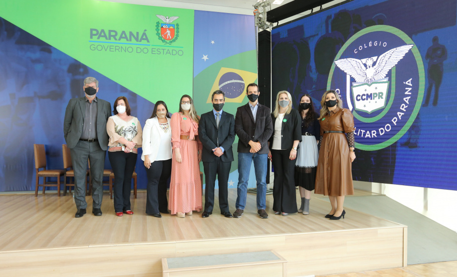 O governador Carlos Massa Ratinho Junior lança nesta segunda-feira (26) o programa de colégios cívico-militares do Estado. No mesmo ato  é assinada a regulamentação da lei que autorizou o projeto e anunciada a lista das cerca de 200 unidades beneficiadas nesse primeiro momento.Na foto, Renato Feder, secretário de educação do Paraná e parte de sua equipe.   Curitiba, 26/09/2020. Foto: Geraldo Bubniak/AEN