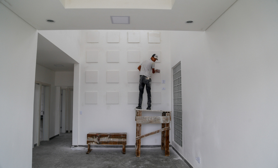 A famosa brincadeira do antes e depois da transformação que anima programas de auditório pelo País serve para ilustrar bem a situação do Centro de Referência Especializado de Assistência Social (Creas) de Pontal Paraná, no Litoral. A estrutura provisória, acanhada, que funciona nos fundos de uma unidade da secretaria municipal da Saúde, vai dar lugar a um complexo novo, com 206 metros quadrados, projetado para receber todas as atividades desenvolvidas pelo órgão no balneário de Ipanema.