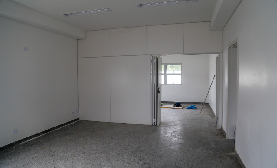 A famosa brincadeira do antes e depois da transformação que anima programas de auditório pelo País serve para ilustrar bem a situação do Centro de Referência Especializado de Assistência Social (Creas) de Pontal Paraná, no Litoral. A estrutura provisória, acanhada, que funciona nos fundos de uma unidade da secretaria municipal da Saúde, vai dar lugar a um complexo novo, com 206 metros quadrados, projetado para receber todas as atividades desenvolvidas pelo órgão no balneário de Ipanema.