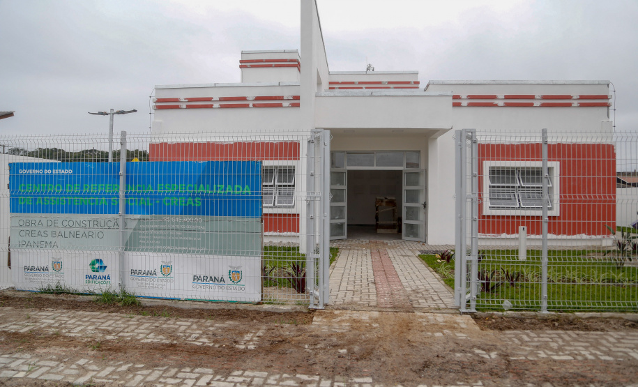 A famosa brincadeira do antes e depois da transformação que anima programas de auditório pelo País serve para ilustrar bem a situação do Centro de Referência Especializado de Assistência Social (Creas) de Pontal Paraná, no Litoral. A estrutura provisória, acanhada, que funciona nos fundos de uma unidade da secretaria municipal da Saúde, vai dar lugar a um complexo novo, com 206 metros quadrados, projetado para receber todas as atividades desenvolvidas pelo órgão no balneário de Ipanema.