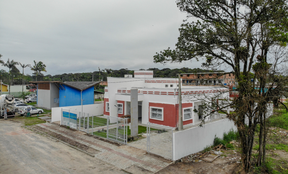 A famosa brincadeira do antes e depois da transformação que anima programas de auditório pelo País serve para ilustrar bem a situação do Centro de Referência Especializado de Assistência Social (Creas) de Pontal Paraná, no Litoral. A estrutura provisória, acanhada, que funciona nos fundos de uma unidade da secretaria municipal da Saúde, vai dar lugar a um complexo novo, com 206 metros quadrados, projetado para receber todas as atividades desenvolvidas pelo órgão no balneário de Ipanema.