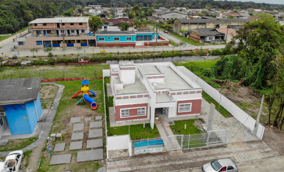 A famosa brincadeira do antes e depois da transformação que anima programas de auditório pelo País serve para ilustrar bem a situação do Centro de Referência Especializado de Assistência Social (Creas) de Pontal Paraná, no Litoral. A estrutura provisória, acanhada, que funciona nos fundos de uma unidade da secretaria municipal da Saúde, vai dar lugar a um complexo novo, com 206 metros quadrados, projetado para receber todas as atividades desenvolvidas pelo órgão no balneário de Ipanema.