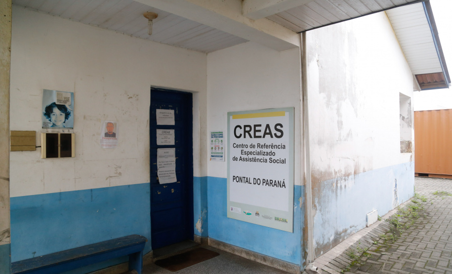 A famosa brincadeira do antes e depois da transformação que anima programas de auditório pelo País serve para ilustrar bem a situação do Centro de Referência Especializado de Assistência Social (Creas) de Pontal Paraná, no Litoral. A estrutura provisória, acanhada, que funciona nos fundos de uma unidade da secretaria municipal da Saúde, vai dar lugar a um complexo novo, com 206 metros quadrados, projetado para receber todas as atividades desenvolvidas pelo órgão no balneário de Ipanema.