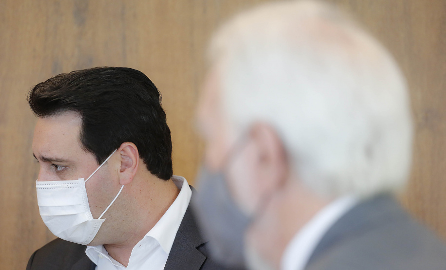 O Paraná vai ampliar as movimentações de granéis sólidos (fertilizantes nitrogenados, fosfatados e potássio) por meio do Porto de Antonina. O governador Carlos Massa Ratinho Junior assinou nesta terça-feira (27), em cerimônia no Palácio Iguaçu, protocolo de intenções com a Interbulk S.A, que prevê a adesão da empresa ao programa de benefícios fiscais do Estado.   Foto : Jonathan Campos / AEN