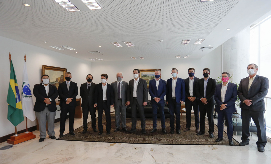 O Paraná vai ampliar as movimentações de granéis sólidos (fertilizantes nitrogenados, fosfatados e potássio) por meio do Porto de Antonina. O governador Carlos Massa Ratinho Junior assinou nesta terça-feira (27), em cerimônia no Palácio Iguaçu, protocolo de intenções com a Interbulk S.A, que prevê a adesão da empresa ao programa de benefícios fiscais do Estado.   Foto : Jonathan Campos / AEN