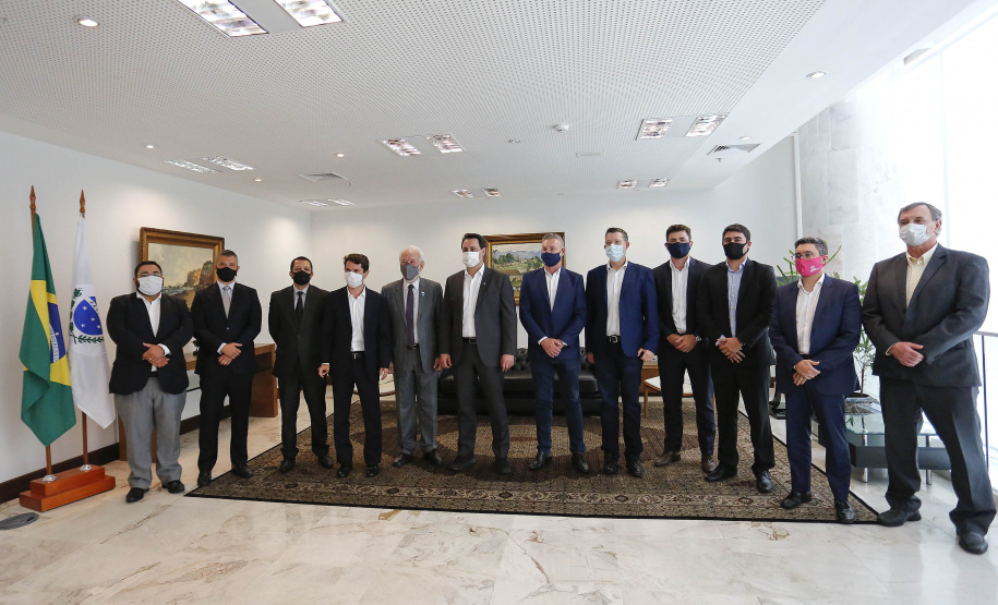 O Paraná vai ampliar as movimentações de granéis sólidos (fertilizantes nitrogenados, fosfatados e potássio) por meio do Porto de Antonina. O governador Carlos Massa Ratinho Junior assinou nesta terça-feira (27), em cerimônia no Palácio Iguaçu, protocolo de intenções com a Interbulk S.A, que prevê a adesão da empresa ao programa de benefícios fiscais do Estado.   Foto : Jonathan Campos / AEN