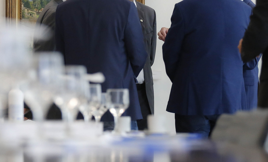 O Paraná vai ampliar as movimentações de granéis sólidos (fertilizantes nitrogenados, fosfatados e potássio) por meio do Porto de Antonina. O governador Carlos Massa Ratinho Junior assinou nesta terça-feira (27), em cerimônia no Palácio Iguaçu, protocolo de intenções com a Interbulk S.A, que prevê a adesão da empresa ao programa de benefícios fiscais do Estado.   Foto : Jonathan Campos / AEN