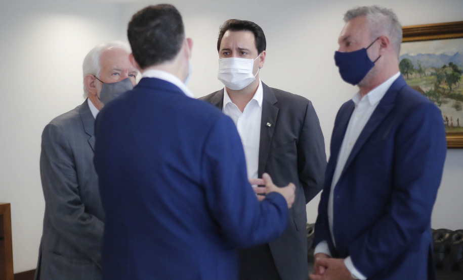 O Paraná vai ampliar as movimentações de granéis sólidos (fertilizantes nitrogenados, fosfatados e potássio) por meio do Porto de Antonina. O governador Carlos Massa Ratinho Junior assinou nesta terça-feira (27), em cerimônia no Palácio Iguaçu, protocolo de intenções com a Interbulk S.A, que prevê a adesão da empresa ao programa de benefícios fiscais do Estado.   Foto : Jonathan Campos / AEN