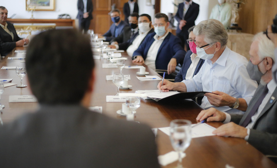 O Paraná vai ampliar as movimentações de granéis sólidos (fertilizantes nitrogenados, fosfatados e potássio) por meio do Porto de Antonina. O governador Carlos Massa Ratinho Junior assinou nesta terça-feira (27), em cerimônia no Palácio Iguaçu, protocolo de intenções com a Interbulk S.A, que prevê a adesão da empresa ao programa de benefícios fiscais do Estado.   Foto : Jonathan Campos / AEN