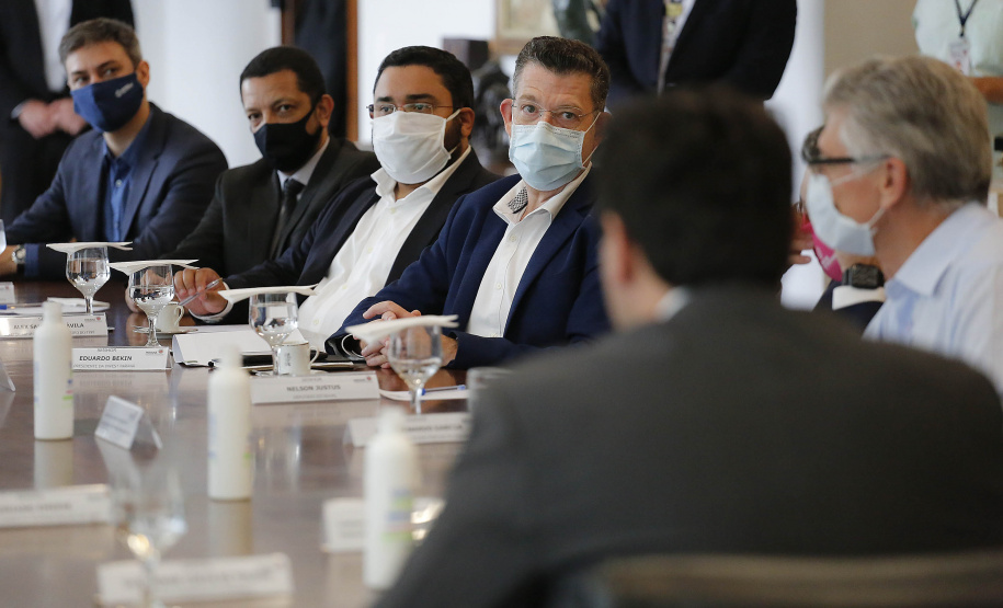 O Paraná vai ampliar as movimentações de granéis sólidos (fertilizantes nitrogenados, fosfatados e potássio) por meio do Porto de Antonina. O governador Carlos Massa Ratinho Junior assinou nesta terça-feira (27), em cerimônia no Palácio Iguaçu, protocolo de intenções com a Interbulk S.A, que prevê a adesão da empresa ao programa de benefícios fiscais do Estado.   Foto : Jonathan Campos / AEN